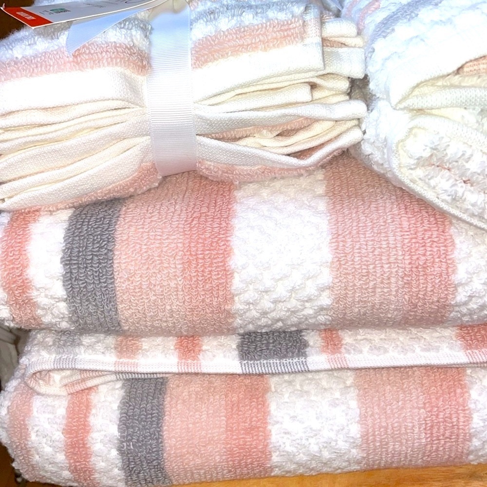 🛁Bath Towel Set in soft shades of pink, gray and white 🛁 NWT🛁 - Picture 4 of 11